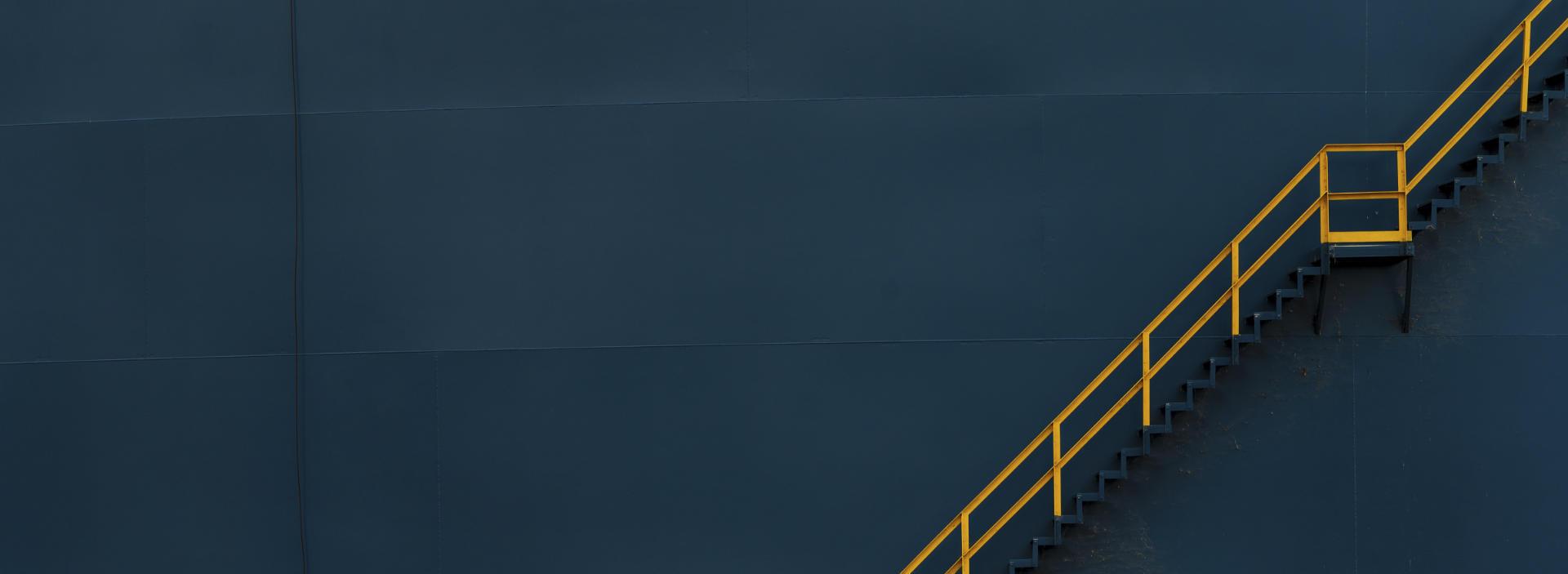 Escalera exterior en tanque de crudo